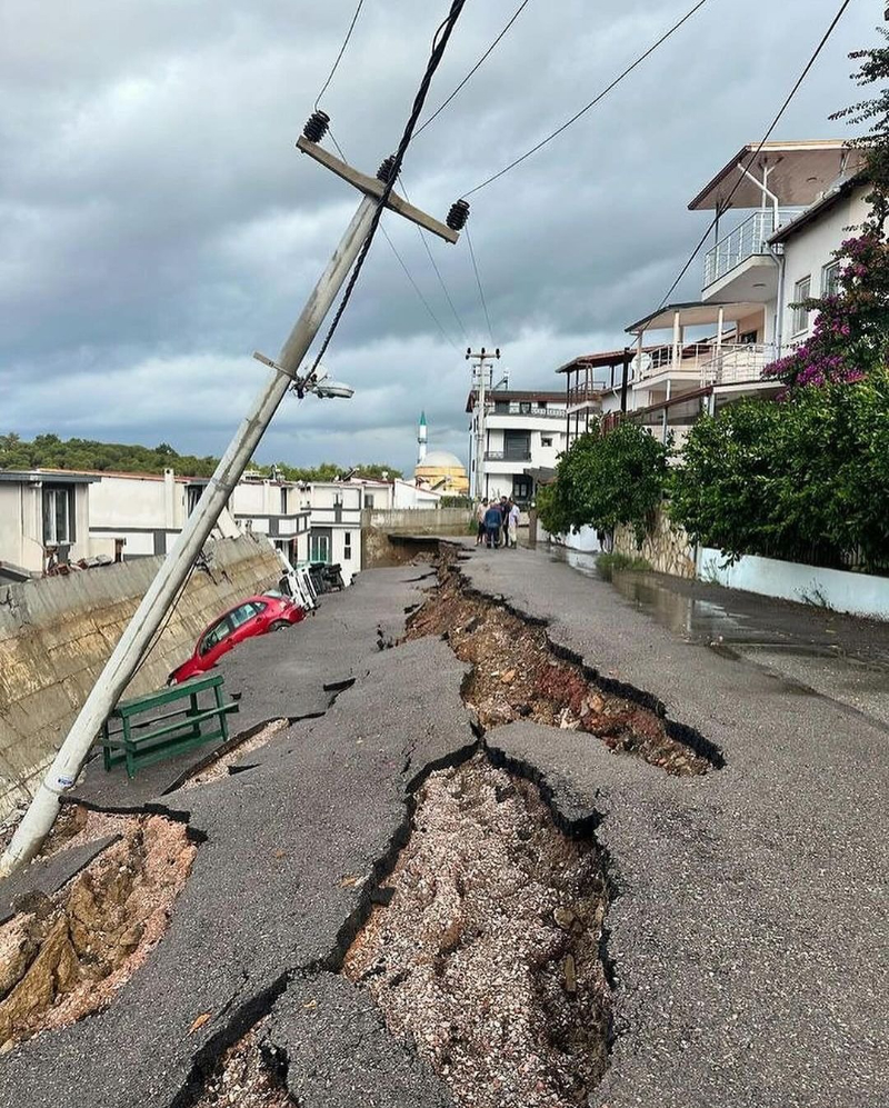 İzmir'de Kuvvetli Yağış Sonrası Yer Yarıldı Arabalar İçine Düştü